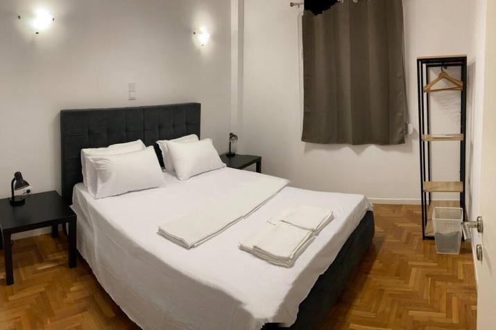 ACROPOLIS CASA Historic Centre Top Floor Elegant Stylish Retreat 150m to Metro