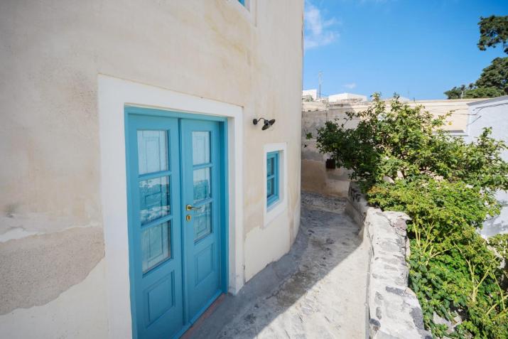 Santorinio Yellow House