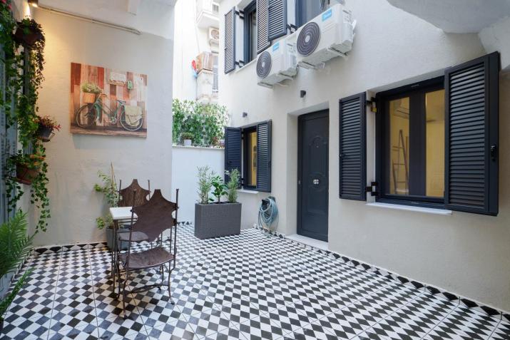 Athenian central Studio with Garden!