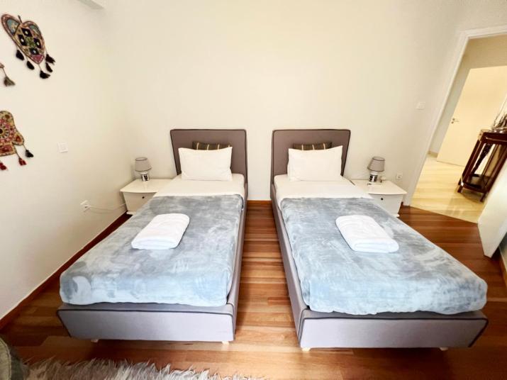 A Stroll to the Acropolis - By Athenian Homes