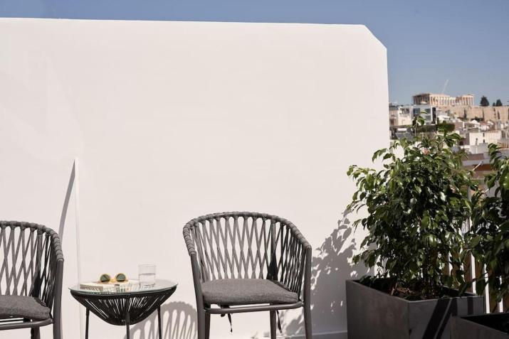 A Sunkissed retreat under the Acropolis