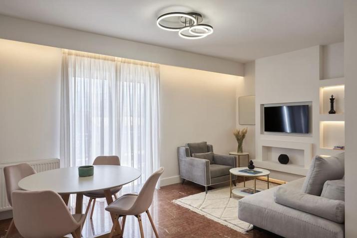A Sunkissed retreat under the Acropolis