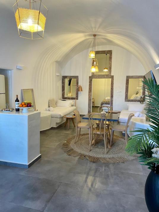 Doukas Caldera Suites