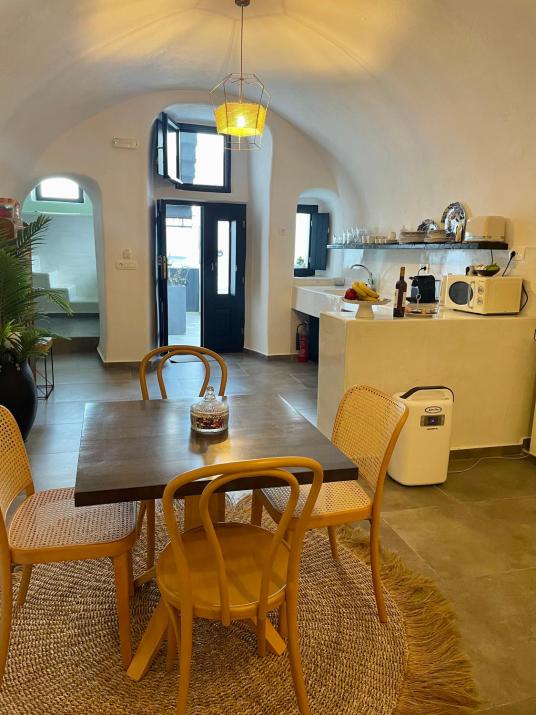 Doukas Caldera Suites