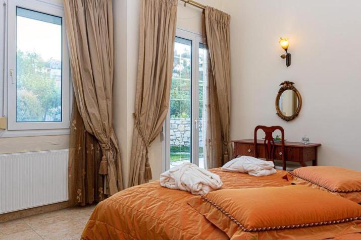 Rafkos Mansion with Private Pool and Amazing View