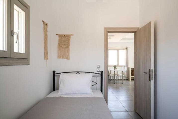 In the heart of Fira & free pool - Nychteri suite