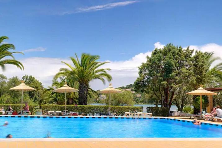 Blue & White Velvet 20m from the beach