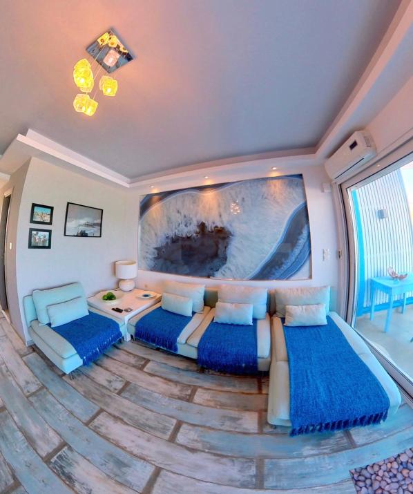 Deluxe Beach Apartment- Sleeps 2 & Private Terrace