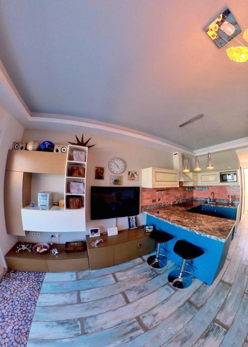 Deluxe Beach Apartment- Sleeps 2 & Private Terrace