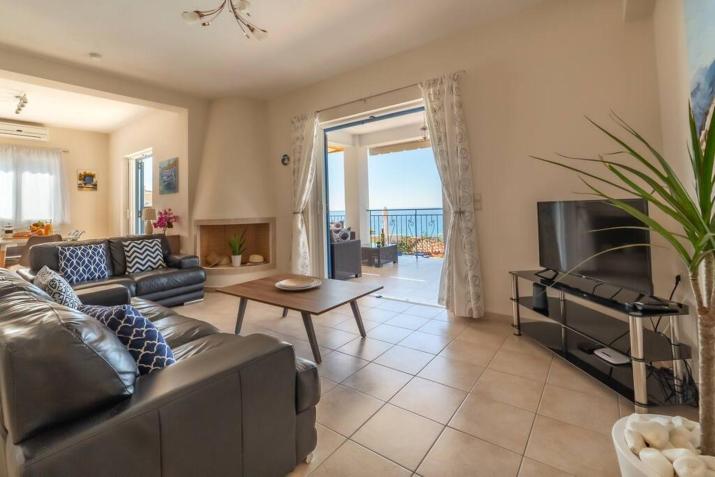 Villa Anna Margarita, beautiful modern villa with far reaching sea views