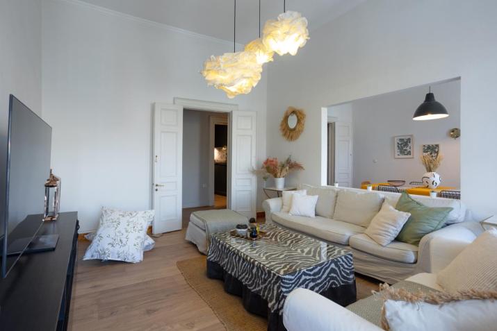 Dimora - A Spacious Luxury Penthouse in Town's Heart