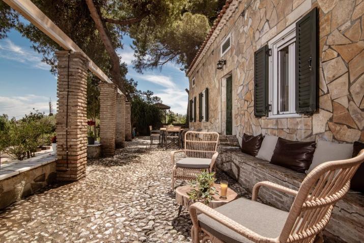 Astarte Villas - The Pine Tree Villa with Pool