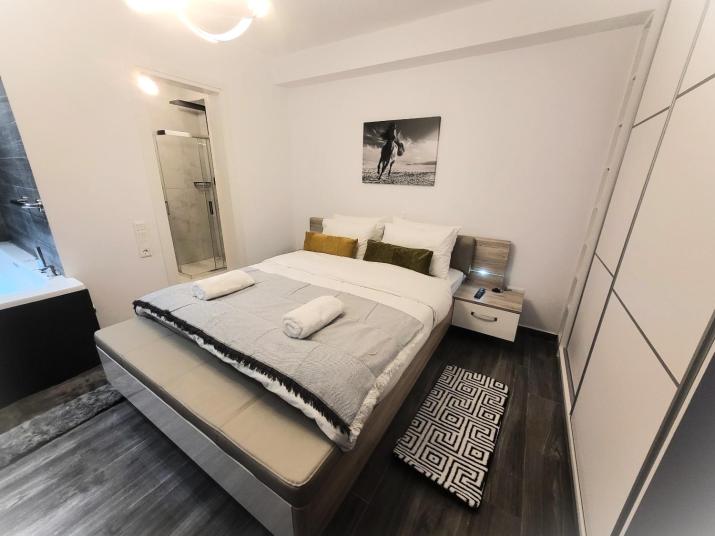 Fabilicious Suites - 2 Apartments- Romantic Jacuzzi & Spacious Family Comfort