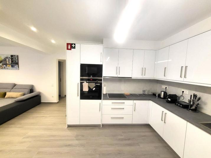 Fabilicious Suites - 2 Apartments- Romantic Jacuzzi & Spacious Family Comfort
