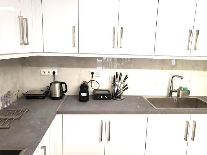 Dual Delights- Romantic Jacuzzi Suite and Spacious Family Apartment-Metro station 180m