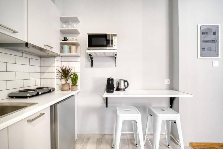 Cute Little Suite Apartment right at the Metro!