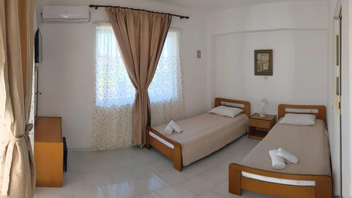 Artemis Studios - Pool and garden