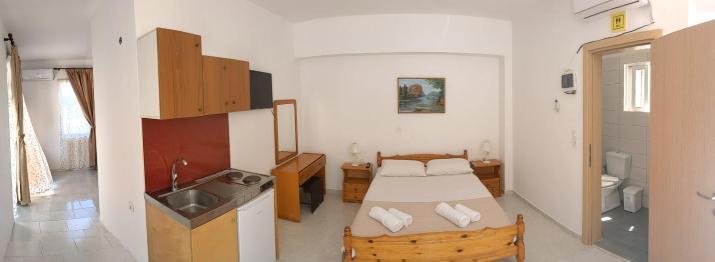 Artemis Studios - Pool and garden