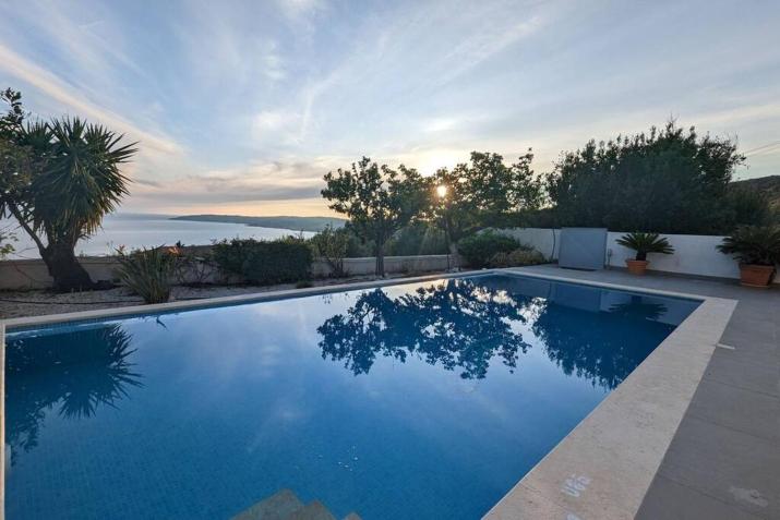 Upsidedown Villa. Amazing Views!