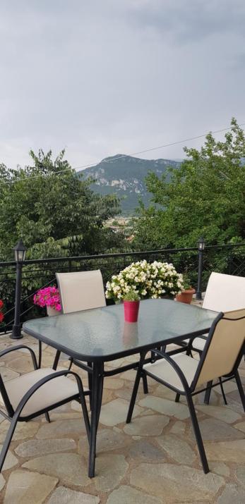 Under the rocks meteora panoramic view villa