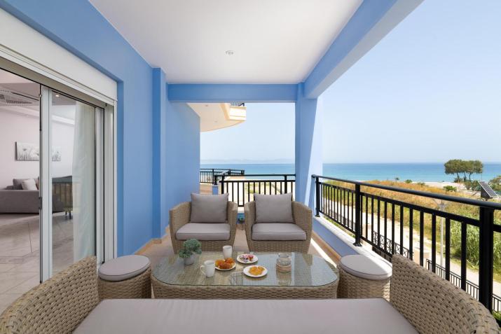 White&Blue Beachfront Luxury Suite