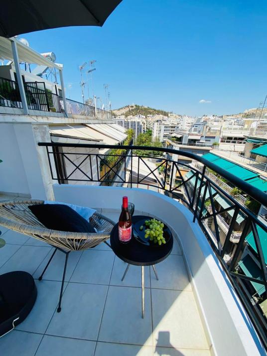 2 BD Top Floor Aprt with Acropolis view