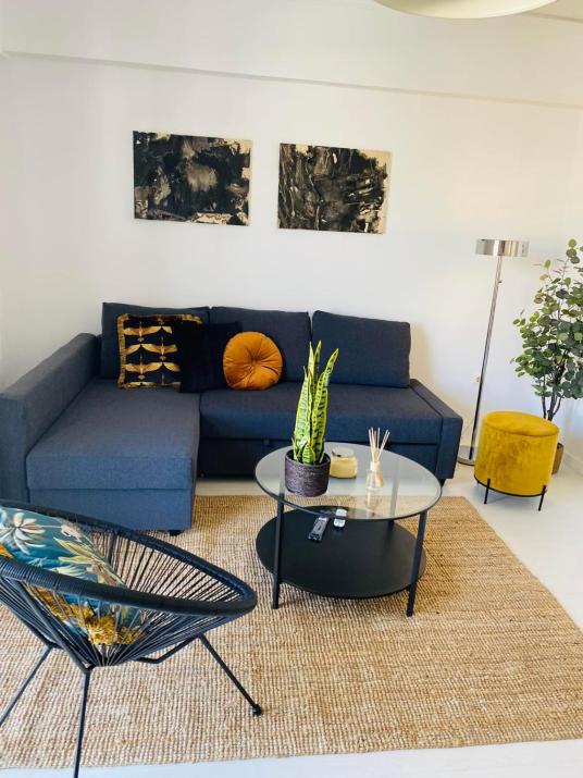 2 BD Top Floor Aprt with Acropolis view