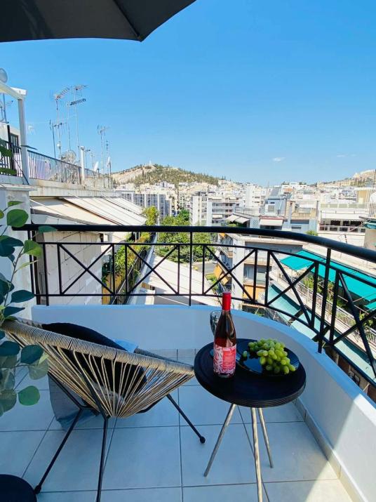 2 BD Top Floor Aprt with Acropolis view