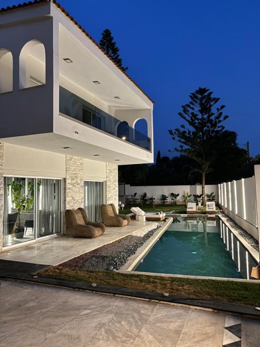 Luxury Villa with Pool, BBQ & Garden in Vouliagmeni
