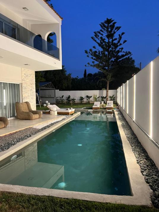 Luxury Villa with Pool, BBQ & Garden in Vouliagmeni