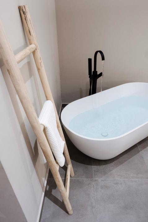 Hayes suite syros