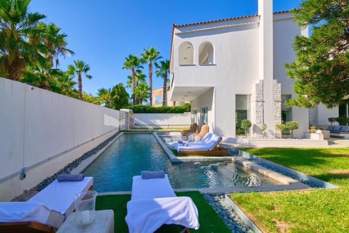 Luxury Villa with Pool, BBQ & Garden in Vouliagmeni