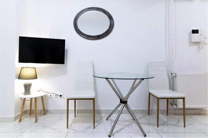 White apartment/Kolwnaki/100Mbps/Wifi