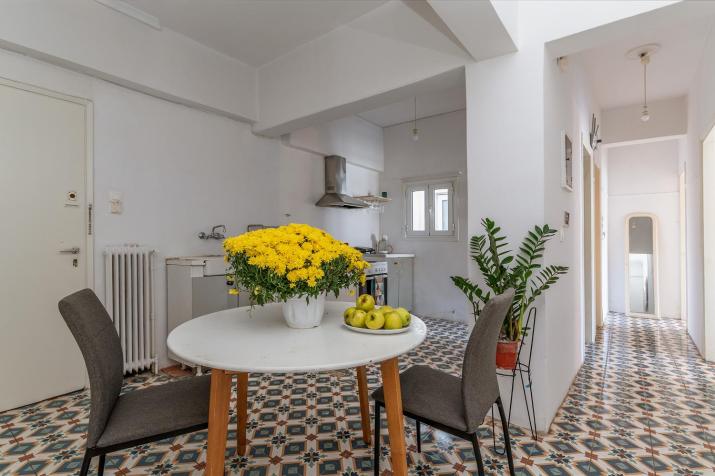 Charming Central Apt with Parking 3