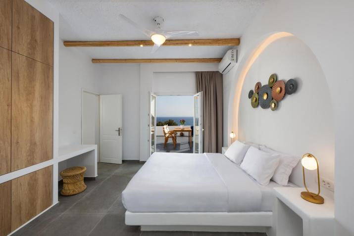 Α Peaceful Seafront Escape in Santorini- Sonus Mare
