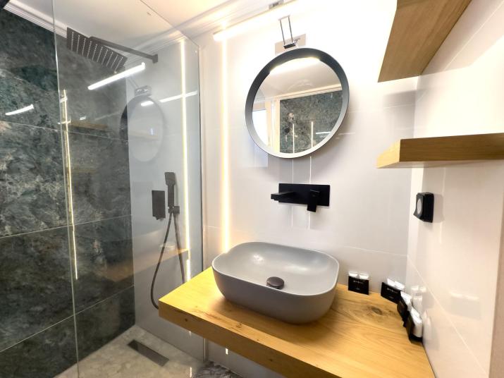 Nefertiti's Urban Luxury Kerameikos Athens 2br Industrial apt Balconies Netflix