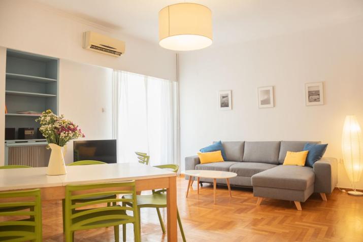 Family Apartment 10' from the Acropolis 100m2