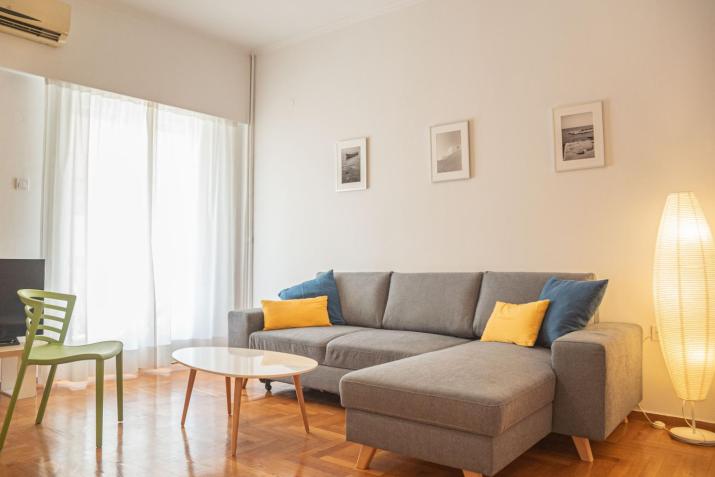 Family Apartment 10' from the Acropolis 100m2