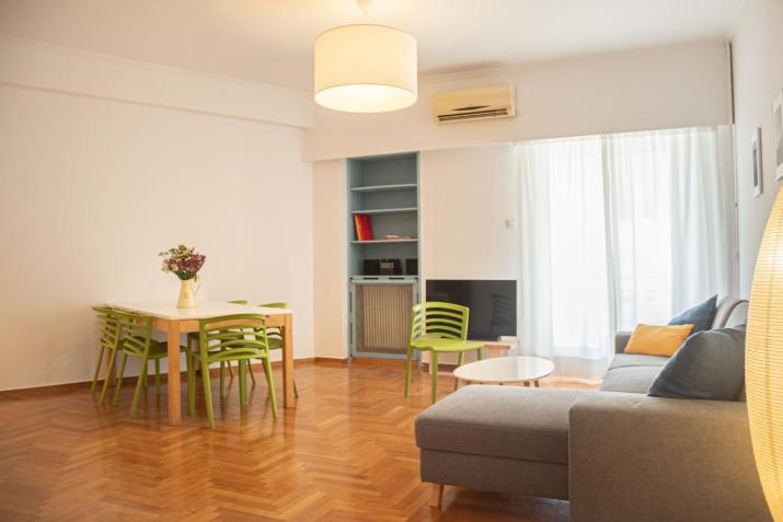 Family Apartment 10' from the Acropolis 100m2