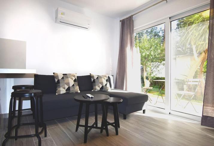 Glyfada Maisonette by Taurus