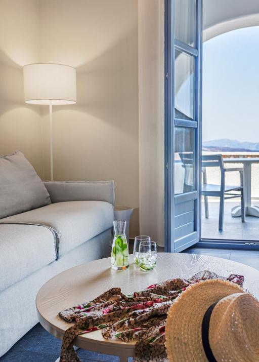 Acroterra Rosa Luxury Suites & Spa