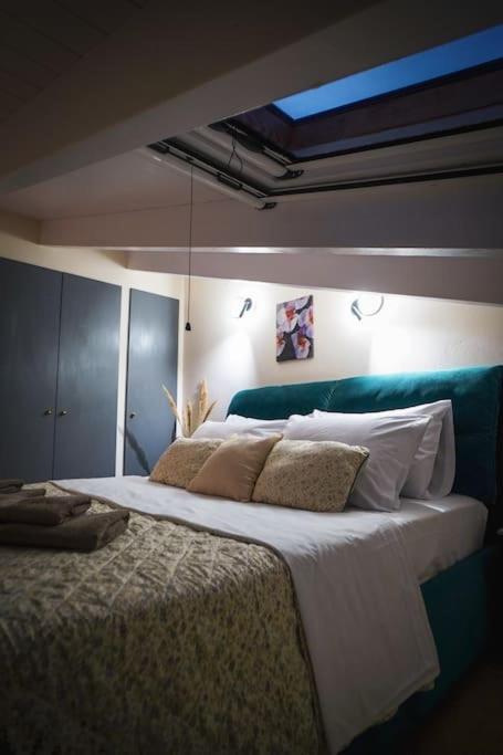 Melina's Bright Apartment, Viros