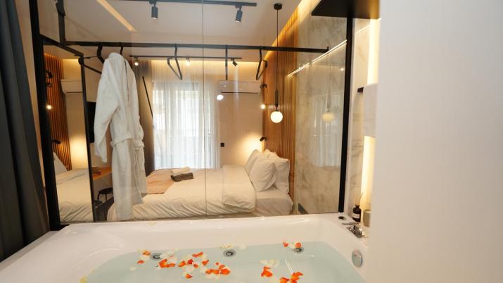 Luxury suites with JACUZZI by Sea&theCity