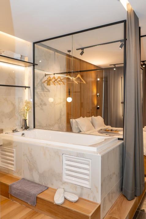 Luxury suites with JACUZZI by Sea&theCity