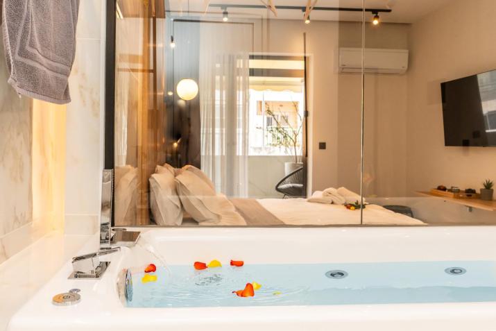 Luxury suites with JACUZZI by Sea&theCity