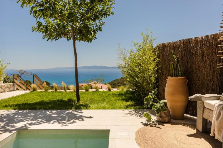 Hilaritas Modern Seafront Suites - Premium Stay by Kaminia Beach