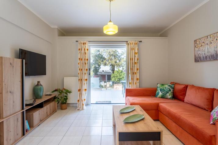 Comfortable 3-Bedroom Maisonette Near the Sea