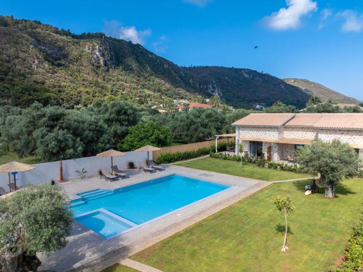 YANNIS RETREAT
