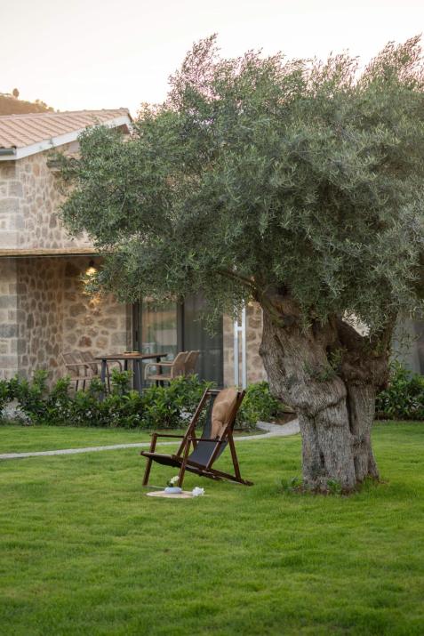 YANNIS RETREAT
