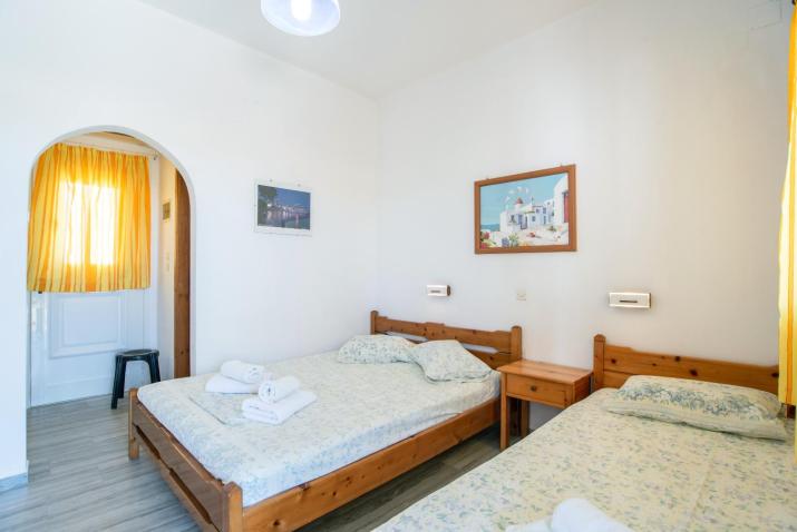 Studios Prombona To Petrino Spiti